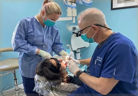 rnsda-dentista-realizando-un-procedimiento-dental