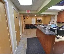 Mostrador de recepción y zona de espera en R&S Dental Associates, en Clifton, Nueva Jersey.