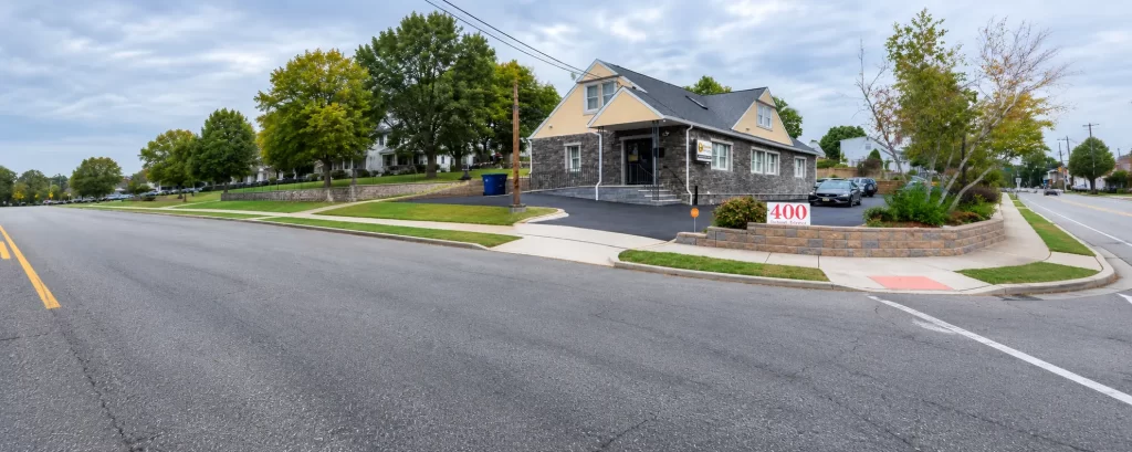 Vista exterior de la calle y fachada del consultorio dental Drs. Russo & Shulman en Clifton, NJ.